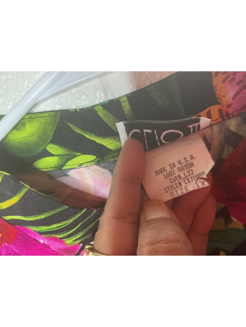 < Clio II Vibrant Tropical Hawaiian Floral Pattern Button Down > - Picture 3 of 4